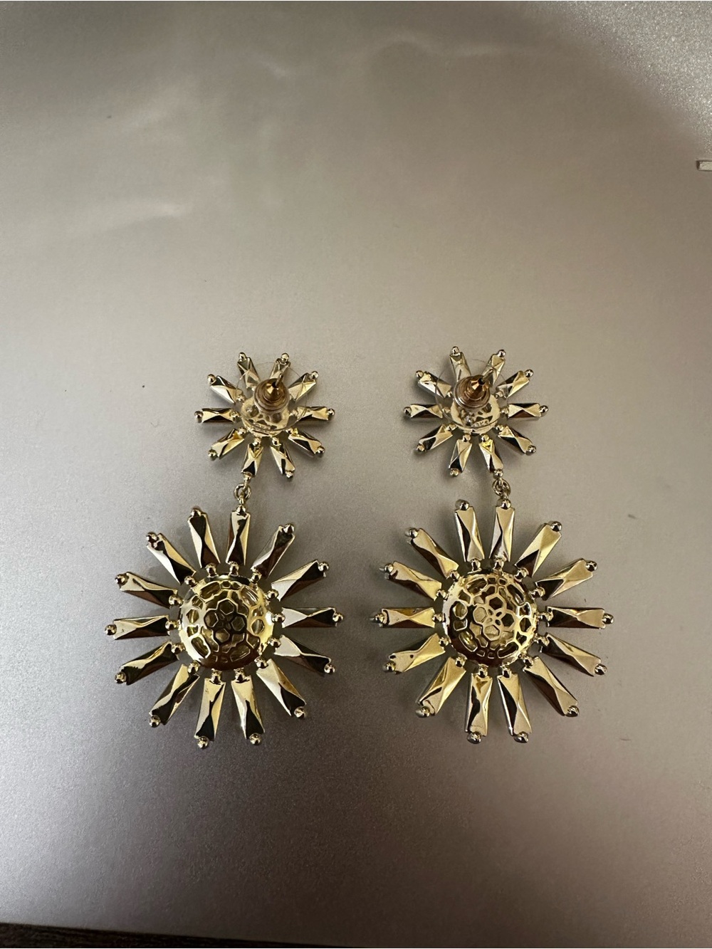 Kendra Scott Madison Daisy Gold Sun Statement Earrings in White Opaque Glass - Picture 3 of 4